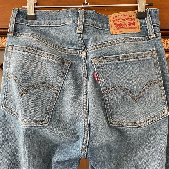 Levi’s Distressed Wedgie Skinny - Picture 5 of 6